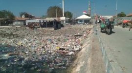 Caption: Kondisi Tumpukan Sampah di Pulau Mandangin (Sumber Foto: dok Pilarpos.com)