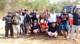 Peserta club mobil offroad usai jelajahi lokasi perbukitan di wilayah kecamatan Pasean Pamekasan. 