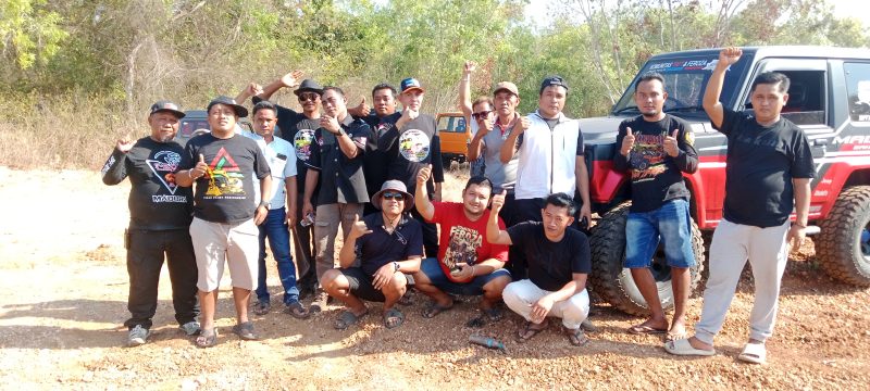 Peserta club mobil offroad usai jelajahi lokasi perbukitan di wilayah kecamatan Pasean Pamekasan. 