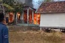 Caption: Kebakar Rumah di Desa Lepelle, Kecamatan Robatal (Sumber Foto: Screenshot Video Milik Warga/dok Pilar Pos)