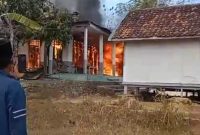 Caption: Kebakar Rumah di Desa Lepelle, Kecamatan Robatal (Sumber Foto: Screenshot Video Milik Warga/dok Pilar Pos)