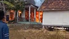 Caption: Kebakar Rumah di Desa Lepelle, Kecamatan Robatal (Sumber Foto: Screenshot Video Milik Warga/dok Pilar Pos)