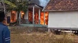 Caption: Kebakar Rumah di Desa Lepelle, Kecamatan Robatal (Sumber Foto: Screenshot Video Milik Warga/dok Pilar Pos)