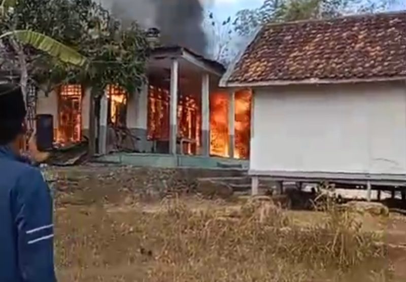 Caption: Kebakar Rumah di Desa Lepelle, Kecamatan Robatal (Sumber Foto: Screenshot Video Milik Warga/dok Pilar Pos)