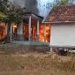 Caption: Kebakar Rumah di Desa Lepelle, Kecamatan Robatal (Sumber Foto: Screenshot Video Milik Warga/dok Pilar Pos)
