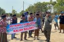 Caption: Faris Reza Malik Korlap Aksi Bersama Puluhan Nelayan Banyuates Sampang saat aksi demontrasi ke Petronas tuntut kompensasi ganti rumpon (Sumber Foto: Agus Junaidi/Pilar Pos)