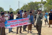 Caption: Faris Reza Malik Korlap Aksi Bersama Puluhan Nelayan Banyuates Sampang saat aksi demontrasi ke Petronas tuntut kompensasi ganti rumpon (Sumber Foto: Agus Junaidi/Pilar Pos)