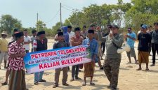 Caption: Faris Reza Malik Korlap Aksi Bersama Puluhan Nelayan Banyuates Sampang saat aksi demontrasi ke Petronas tuntut kompensasi ganti rumpon (Sumber Foto: Agus Junaidi/Pilar Pos)