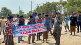 Caption: Faris Reza Malik Korlap Aksi Bersama Puluhan Nelayan Banyuates Sampang saat aksi demontrasi ke Petronas tuntut kompensasi ganti rumpon (Sumber Foto: Agus Junaidi/Pilar Pos)