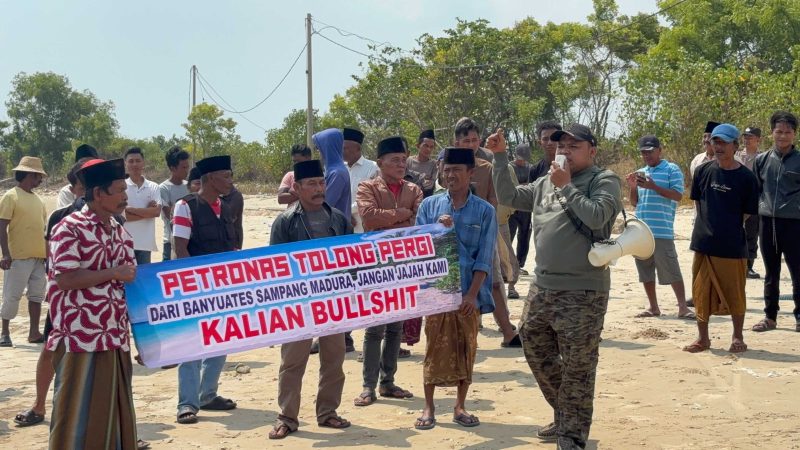 Caption: Faris Reza Malik Korlap Aksi Bersama Puluhan Nelayan Banyuates Sampang saat aksi demontrasi ke Petronas tuntut kompensasi ganti rumpon (Sumber Foto: Agus Junaidi/Pilar Pos)