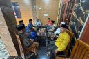 Caption: Keluarga Dua Belah Pihak Saat mediasi di rumah Eks Kades Tlagah (Sumber Foto: Warga Tlagah For Pilar Pos)