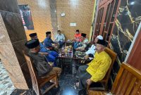 Caption: Keluarga Dua Belah Pihak Saat mediasi di rumah Eks Kades Tlagah (Sumber Foto: Warga Tlagah For Pilar Pos)