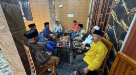 Caption: Keluarga Dua Belah Pihak Saat mediasi di rumah Eks Kades Tlagah (Sumber Foto: Warga Tlagah For Pilar Pos)