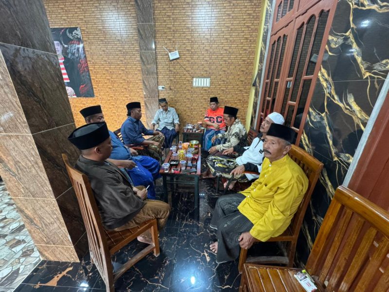 Caption: Keluarga Dua Belah Pihak Saat mediasi di rumah Eks Kades Tlagah (Sumber Foto: Warga Tlagah For Pilar Pos)