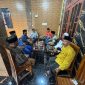 Caption: Keluarga Dua Belah Pihak Saat mediasi di rumah Eks Kades Tlagah (Sumber Foto: Warga Tlagah For Pilar Pos)