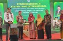 Rektor UNT Al-Muafa Sampang, Nyai Zairina Muafi bersama Prof. Ahmad Najib Burhani, Direktur Jenderal Sains dan Tehnologi Kemendiktisaintek RI serta bersama tamu undangan (Sumber Foto: Agus Junaidi/Pilar Pos)