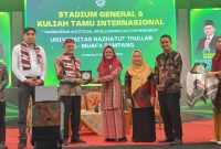 Rektor UNT Al-Muafa Sampang, Nyai Zairina Muafi bersama Prof. Ahmad Najib Burhani, Direktur Jenderal Sains dan Tehnologi Kemendiktisaintek RI serta bersama tamu undangan (Sumber Foto: Agus Junaidi/Pilar Pos)