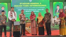 Rektor UNT Al-Muafa Sampang, Nyai Zairina Muafi bersama Prof. Ahmad Najib Burhani, Direktur Jenderal Sains dan Tehnologi Kemendiktisaintek RI serta bersama tamu undangan (Sumber Foto: Agus Junaidi/Pilar Pos)