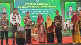 Rektor UNT Al-Muafa Sampang, Nyai Zairina Muafi bersama Prof. Ahmad Najib Burhani, Direktur Jenderal Sains dan Tehnologi Kemendiktisaintek RI serta bersama tamu undangan (Sumber Foto: Agus Junaidi/Pilar Pos)