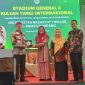 Rektor UNT Al-Muafa Sampang, Nyai Zairina Muafi bersama Prof. Ahmad Najib Burhani, Direktur Jenderal Sains dan Tehnologi Kemendiktisaintek RI serta bersama tamu undangan (Sumber Foto: Agus Junaidi/Pilar Pos)