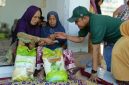 Caption: Ketua Faris Reza Malik, Ketua PJS saat memberikan santunan terhadap salah satu kaum duafa di wilayah Kecamatan Camplong (Sumber Foto: Agus Junaidi/Pilar Pos)