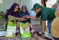 Caption: Ketua Faris Reza Malik, Ketua PJS saat memberikan santunan terhadap salah satu kaum duafa di wilayah Kecamatan Camplong (Sumber Foto: Agus Junaidi/Pilar Pos)