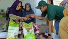 Caption: Ketua Faris Reza Malik, Ketua PJS saat memberikan santunan terhadap salah satu kaum duafa di wilayah Kecamatan Camplong (Sumber Foto: Agus Junaidi/Pilar Pos)