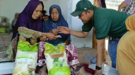 Caption: Ketua Faris Reza Malik, Ketua PJS saat memberikan santunan terhadap salah satu kaum duafa di wilayah Kecamatan Camplong (Sumber Foto: Agus Junaidi/Pilar Pos)