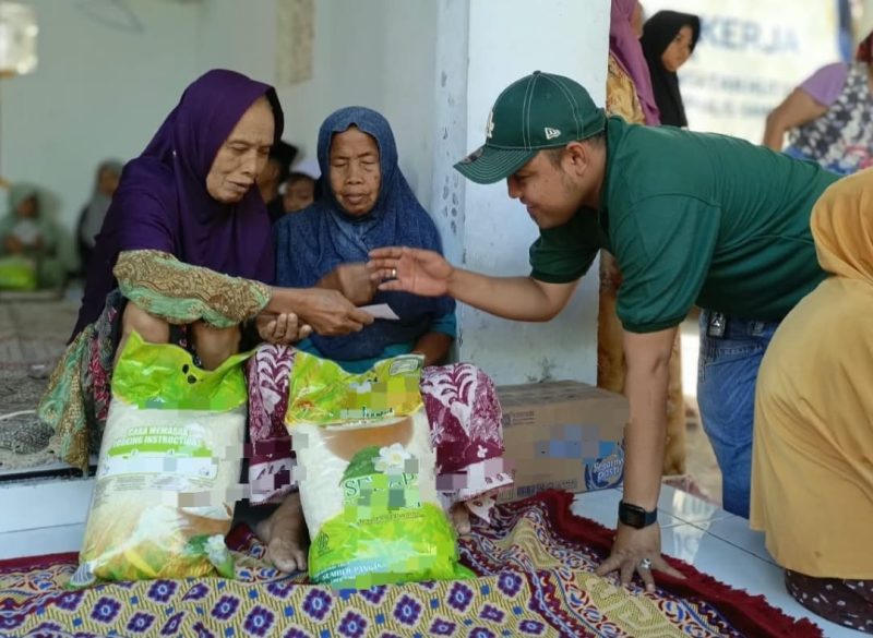 Caption: Ketua Faris Reza Malik, Ketua PJS saat memberikan santunan terhadap salah satu kaum duafa di wilayah Kecamatan Camplong (Sumber Foto: Agus Junaidi/Pilar Pos)