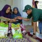 Caption: Ketua Faris Reza Malik, Ketua PJS saat memberikan santunan terhadap salah satu kaum duafa di wilayah Kecamatan Camplong (Sumber Foto: Agus Junaidi/Pilar Pos)