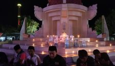 Caption: Puluhan Wartawan di Kabupaten Sampang Gelar Doa Bersama Mendoakan Lima Jurnalis Yang Hilang Saat Liputan ke Anak Gunung Krakatau (Sumber Foto: Agus Junaidi/Pilar Pos)