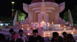 Caption: Puluhan Wartawan di Kabupaten Sampang Gelar Doa Bersama Mendoakan Lima Jurnalis Yang Hilang Saat Liputan ke Anak Gunung Krakatau (Sumber Foto: Agus Junaidi/Pilar Pos)