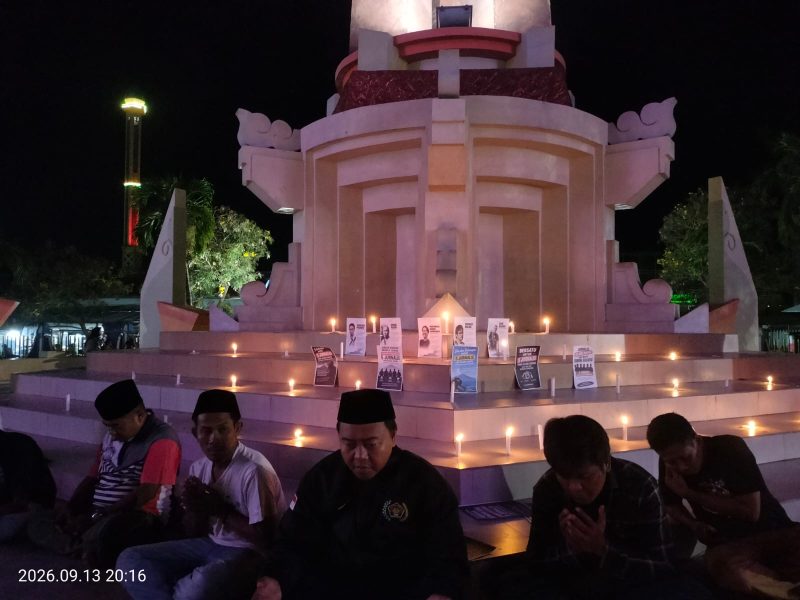 Caption: Puluhan Wartawan di Kabupaten Sampang Gelar Doa Bersama Mendoakan Lima Jurnalis Yang Hilang Saat Liputan ke Anak Gunung Krakatau (Sumber Foto: Agus Junaidi/Pilar Pos)