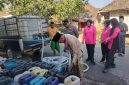 Caption: Kapolsek Tambelangan AKP Medhy Ari Bestakona, S.H., Bersama Bhayangkari ranting Tambelangan saat salurkan bantuan air bersih terhadap warga terdampak kekeringan di Dusun Bucabbih, Desa Samaran (Sumber Foto: Polsek Tambelangan For Pilar Pos)