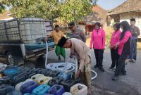 Caption: Kapolsek Tambelangan AKP Medhy Ari Bestakona, S.H., Bersama Bhayangkari ranting Tambelangan saat salurkan bantuan air bersih terhadap warga terdampak kekeringan di Dusun Bucabbih, Desa Samaran (Sumber Foto: Polsek Tambelangan For Pilar Pos)