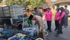 Caption: Kapolsek Tambelangan AKP Medhy Ari Bestakona, S.H., Bersama Bhayangkari ranting Tambelangan saat salurkan bantuan air bersih terhadap warga terdampak kekeringan di Dusun Bucabbih, Desa Samaran (Sumber Foto: Polsek Tambelangan For Pilar Pos)