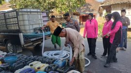 Caption: Kapolsek Tambelangan AKP Medhy Ari Bestakona, S.H., Bersama Bhayangkari ranting Tambelangan saat salurkan bantuan air bersih terhadap warga terdampak kekeringan di Dusun Bucabbih, Desa Samaran (Sumber Foto: Polsek Tambelangan For Pilar Pos)