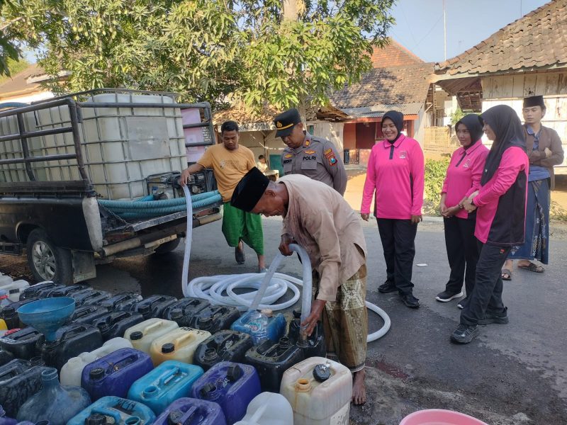 Caption: Kapolsek Tambelangan AKP Medhy Ari Bestakona, S.H., Bersama Bhayangkari ranting Tambelangan saat salurkan bantuan air bersih terhadap warga terdampak kekeringan di Dusun Bucabbih, Desa Samaran (Sumber Foto: Polsek Tambelangan For Pilar Pos)