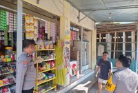 Jajaran Polsek Kecamatan Tlanakan Kabupaten Pamekasan saat di lokasi toko milik warga yang diduga kecolongan. Rabu, 16/09/2026.