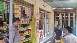 Jajaran Polsek Kecamatan Tlanakan Kabupaten Pamekasan saat di lokasi toko milik warga yang diduga kecolongan. Rabu, 16/09/2026.