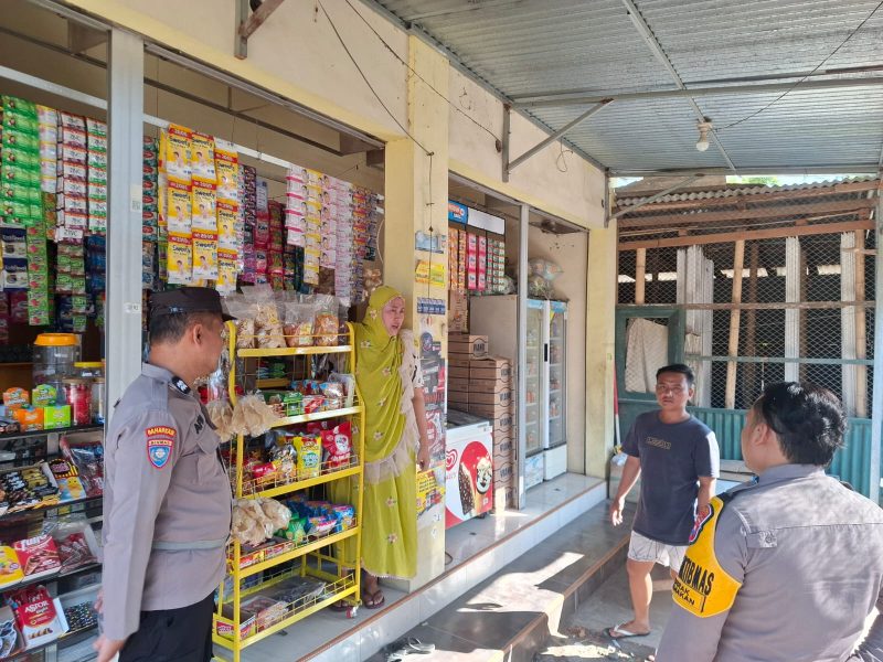 Jajaran Polsek Kecamatan Tlanakan Kabupaten Pamekasan saat di lokasi toko milik warga yang diduga kecolongan. Rabu, 16/09/2026.