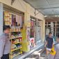 Jajaran Polsek Kecamatan Tlanakan Kabupaten Pamekasan saat di lokasi toko milik warga yang diduga kecolongan. Rabu, 16/09/2026.
