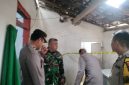 Caption: Kepolisian Polres Sampang saat Mendatangi TKP Seorang Pemuda yang Ditemukan Meninggal Tergantung di Kamar Mandi (Sumber Foto: Humas Polres Sampang For Pilar Pos)