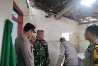 Caption: Kepolisian Polres Sampang saat Mendatangi TKP Seorang Pemuda yang Ditemukan Meninggal Tergantung di Kamar Mandi (Sumber Foto: Humas Polres Sampang For Pilar Pos)
