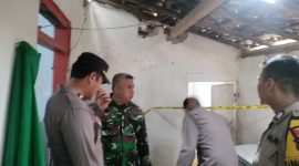 Caption: Kepolisian Polres Sampang saat Mendatangi TKP Seorang Pemuda yang Ditemukan Meninggal Tergantung di Kamar Mandi (Sumber Foto: Humas Polres Sampang For Pilar Pos)