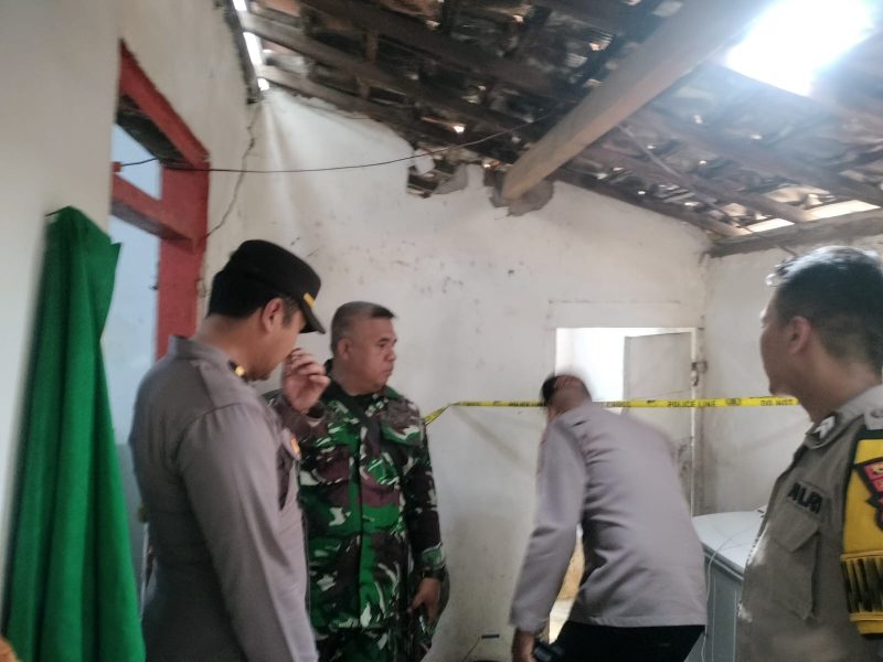 Caption: Kepolisian Polres Sampang saat Mendatangi TKP Seorang Pemuda yang Ditemukan Meninggal Tergantung di Kamar Mandi (Sumber Foto: Humas Polres Sampang For Pilar Pos)