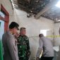 Caption: Kepolisian Polres Sampang saat Mendatangi TKP Seorang Pemuda yang Ditemukan Meninggal Tergantung di Kamar Mandi (Sumber Foto: Humas Polres Sampang For Pilar Pos)