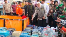 Caption: Gubernur Jatim, Khofifah Indar Parawansa, didampingi Bupati Sampang H. Slamet Junaidi mendistribusikan langsung bantuan air bersih terhadap warga terdampak kekeringan di wilayah Desa Kedungdung (Sumber Foto: Agus Junaidi/Pilar Pos)
