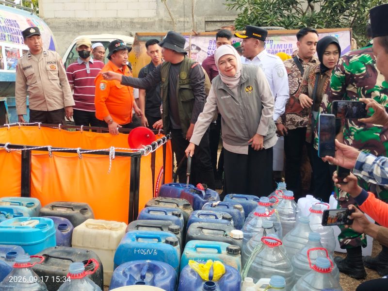 Caption: Gubernur Jatim, Khofifah Indar Parawansa, didampingi Bupati Sampang H. Slamet Junaidi mendistribusikan langsung bantuan air bersih terhadap warga terdampak kekeringan di wilayah Desa Kedungdung (Sumber Foto: Agus Junaidi/Pilar Pos)