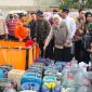 Caption: Gubernur Jatim, Khofifah Indar Parawansa, didampingi Bupati Sampang H. Slamet Junaidi mendistribusikan langsung bantuan air bersih terhadap warga terdampak kekeringan di wilayah Desa Kedungdung (Sumber Foto: Agus Junaidi/Pilar Pos)